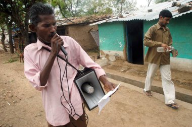 Sağlık çalışanları, Jalgaon Maharashtra, Hindistan 'daki Hingona köyünde kuş gribi tespit edilirken, mikroplu kümes hayvanlarını arka bahçelerinde sakladıkları için köylülere hoparlör, ceza ve para cezası verdi. 