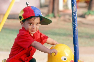 Hintli çocuk parkta oynuyor. 