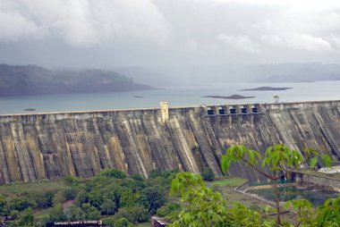 Bhatsa ve korna nehri üzerindeki Bhatsa barajı, Bombay Mumbai, Maharashtra, Hindistan  