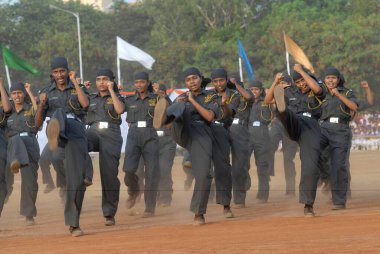 Bombay, Mumbai, Maharashtra, Hindistan 'daki Shivaji Parkı' nda her yıl düzenlenen Mumbai Polis Dövmeleri gösterisinde kadın komandolar karate becerilerini sergiliyorlar. 