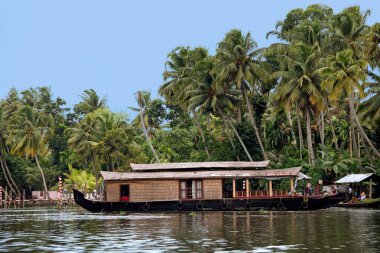 Alleppey Kerala Hindistan 'daki Punnamada Gölü' nde yüzen ev.