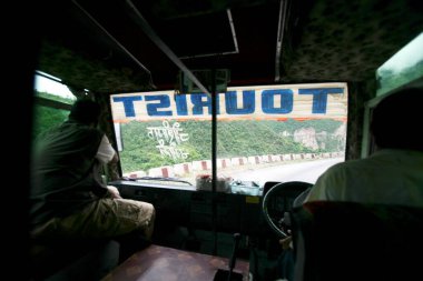 Otobüsü kullanan turist bir otobüs şoförü Rishikesh 'ten Joshimath' e kadar, Devpray, Uttaranchal, Hindistan 