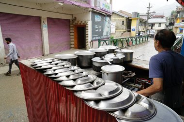 Dar cadde, Banjar kasabası, Tirthan Vadisi, Kullu, Himachal Pradesh, Hindistan, Asya 'daki Dhaba yol kenarı restoranının çelik aletleri. 