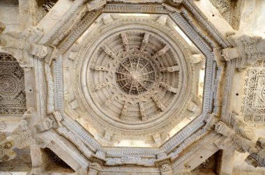 Ranakpur 'un Adenatha Jain Tapınağı, Hindistan Asya' nın tavanı.