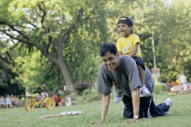 Büyükbabanın arkasında oturan torun. 