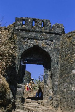 Sinhagad Kalesi, Pune, Maharashtra, Hindistan, Asya 'nın harabe girişi  