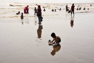 Çocuk oyunu, Dandi Sahili, Navsari, Gujarat, Hindistan, Asya 