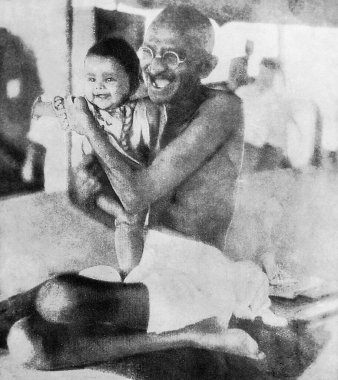 Mahatma Gandhi, Eylül 1931 'de SS Rajputana' ya yaptığı yolculuk sırasında bir çocukla oynuyordu.    