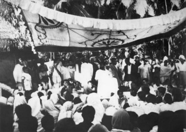 İnsanlar Mahatma Gandhi 'nin köyü Dasgharia Noakhali' deki yatağında oturup duruyor. Doğu Bengal Kanu Gandhi Kasım 'da kaldı. 