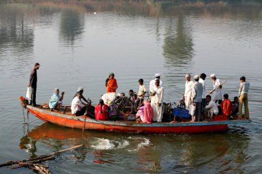 Haripur köyünün köylüleri bisikletlerini bir tekneye yüklüyorlar, Sangli bölgesi, Maharashtra, Hindistan 