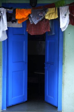Kuru giysi ve açık kapı, Koliwada, Manori Marve marg, Malad, Bombay Mumbai, Maharashtra, Hindistan 18 Eylül 2009