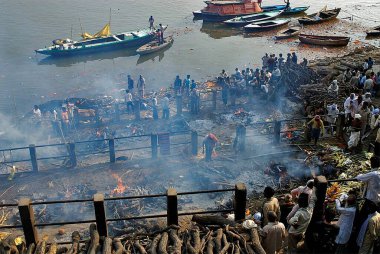 Kutsal Ganga nehri kıyısındaki Manikarnika Ghat 'ta Hindu yakma töreni, Varanasi, Uttar Pradesh, Hindistan 
