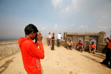 Panhala Kalesi 'nde turist; Kolhapur; Maharashtra; Hindistan