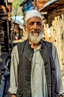 Kaşmirli yaşlı adam, Şeyhpura Chorwan köyü, Gurez, Bandipora, Kaşmir, Hindistan, Asya 