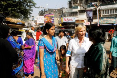 Sabine Christiansen, Amrae 'deki kadınlarla konuşurken Nehru Nagar' daki bir sivil toplum örgütü, Golibar Slum; Santacruz; Bombay Mumbai, Maharashtra, Hindistan   