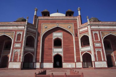 Humayun 'un mezarı 1570' te Hint Yarımadası Pers etkisindeki ilk kırmızı kumtaşı ve beyaz mermer mezardan yapılmış. Delhi, Hindistan UNESCO Dünya Mirası Bölgesi.