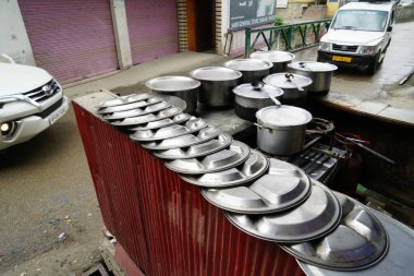 Dar cadde, Banjar kasabası, Tirthan Vadisi, Kulu, Himachal Pradesh, Hindistan, Asya 'daki Dhaba yol kenarı restoranının çelik aletleri. 