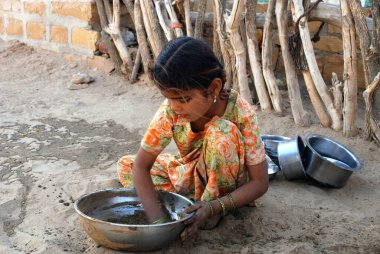 Kız temizlik malzemeleri, Khuri Khuhri, Jaisalmer, Rajasthan, Hindistan 
