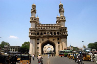 Charminar M.S. 1591 'de inşa edildi. Sultan Muhammed, Charminar, Hyderabad, Andhra Pradesh, Hindistan 'ın inşasına öncelik verdi. 