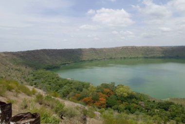 Dünyalar bazaltik kayalarda sadece tuzlu su gölü, Dünya 'ya, Lonar' a, Maharashtra 'ya ve Hindistan' a çarpan bir göktaşının sebep olduğu bir krater gölüdür..