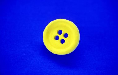 mavi zemin üzerine sarı düğme