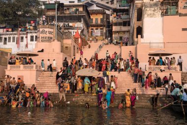 Meer Ghat, Ganga Nehri Ganj, Varanasi, Banaras, Benaras, Kashi, Uttar Pradesh, Hindistan 'da yıkanan insanlar 