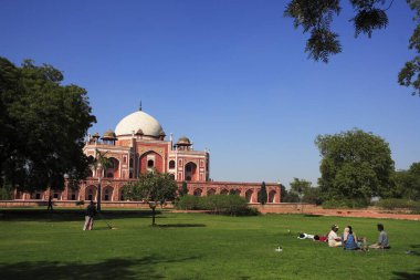Humayun 'un mezarı 1570' te Hint Yarımadası 'nın İran mimarisi, Delhi, Hindistan UNESCO Dünya Mirası Bölgesi' ndeki ilk kırmızı kumtaşı ve beyaz mermer mezarından yapıldı.