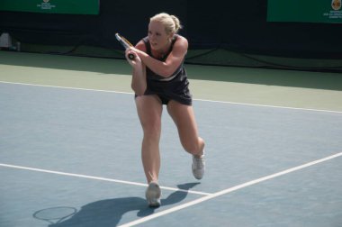 RURE, INDIA - Aralık 2010: Pune, Maharashtra, Hindistan 'da Tenis Oynayan Kadın.