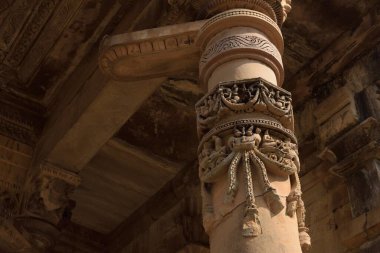 Ghantai tapınağının direğine oymalar, Khajuraho, Madhya Pradesh, Hindistan Asya