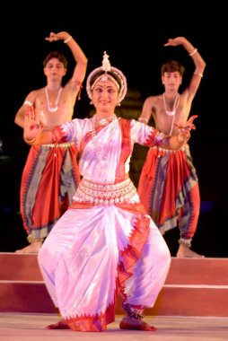 Odissi dansçıları geleneksel bale sahnesini her yıl tekrarlıyorlar: Konarak, Orissa 
