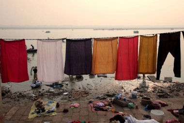 Varanasi Uttar Pradesh Hindistan 'daki Ganga Nehri' nde giysiler kuruyor. 