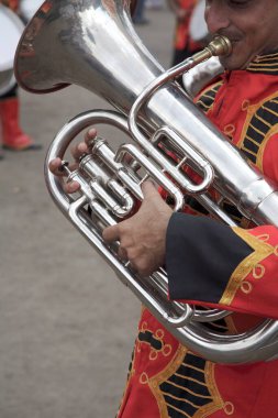 Müzik aleti Euphonium. Dini tören sırasında Euphonium çalan sanatçı