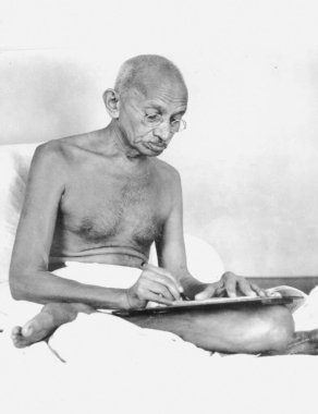 Mahatma Gandhi, Birla House, Mumbai, Maharashtra, Hindistan, Ağustos 1942 'de bir belge hazırlıyor.