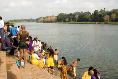 Hindistan, Karnataka 'daki Nanjangud' daki Kabini Nehri kıyısındaki köylüler. 