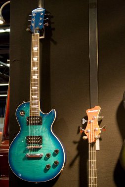 Müzikal mağazasında çeşitli modern gitarlar.