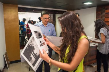 Jagdish Agarwal fotoğraf sergisi, Cihangir Sanat Galerisi, Mumbai, Maharashtra, Hindistan, Asya