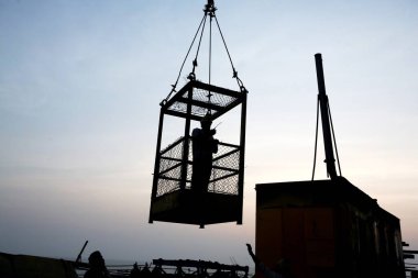 Bandra Worli Deniz Bağlantı şantiyesindeki işçiler; Bombay Mumbai; Maharashtra; Hindistan