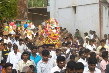 Puravi eduppu festivali, Venthanpatti, Pudukottai, Tamil Nadu, Hindistan Ağustos-2009 döneminde killi atlar taşıdı. 