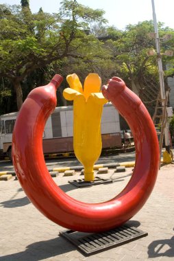 Bombay Mumbai, Maharashtra, Hindistan 'daki Kalaghoda festivalinde fiber şişeler yerleştirildi. 