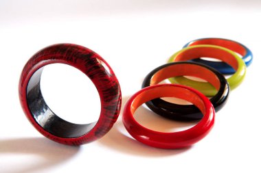 Beyaz arkaplanda renkli ahşap bilezikler