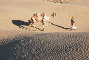 Khuhri Çölünde Yürüyen Adam Jaisalmer Rajasthan Hindistan