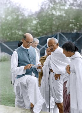 Mahadev Desai, 7 Nisan 1939 'da Mahatma Gandhi, Birla House, Delhi, Hindistan, Asya' ya mektup okuyordu.