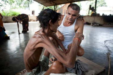 Dr Prakash Amte bir hastayı muayene ediyor, maharashtra, Hindistan, Asya 