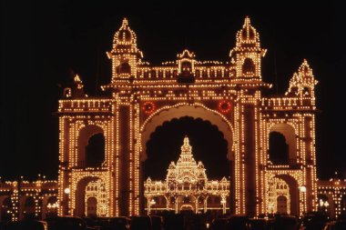 Aydınlatılmış Mysore Sarayı, Mysore, Karnataka, Hindistan, Asya 