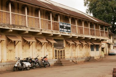 Uzun bir verandası ve sarıya boyanmış çok sayıda penceresi olan sivil ve ceza mahkemesi; Bhor; Pune; Maharashtra; Hindistan