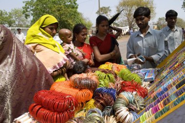 Kadın bilezik alıyor; Karvi; Uttar Pradesh; Hindistan