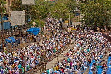 Müslümanlar namaz kılıyor, Kurban Bayramı, Bandra İstasyonu, Mumbai, Maharashtra, Hindistan, Asya 