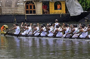 Alleppey Kerala Hindistan 'daki Punnamada Gölü' nde yılan tekneleri yarışıyor. 