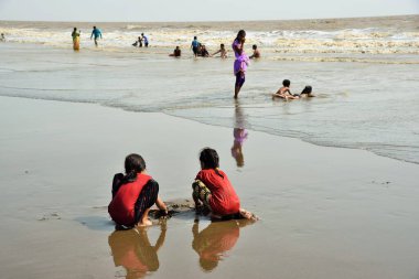 Çocuklar oynuyor, Dandi Sahili, Navsari, Gujarat, Hindistan, Asya 
