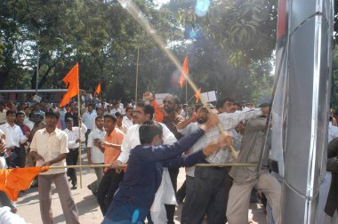 Shiv Sena 'nın aktivistleri radikal bir Hindu grubu Bombay' ın Mumbai banliyösündeki R Mall 'daki Lifestyle mağazasının vitrinini kırdılar. 